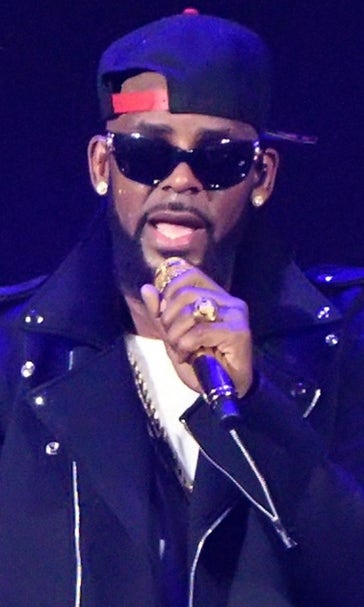 R. Kelly stopped his concert, sat in a recliner to rewatch Kobe's final game
